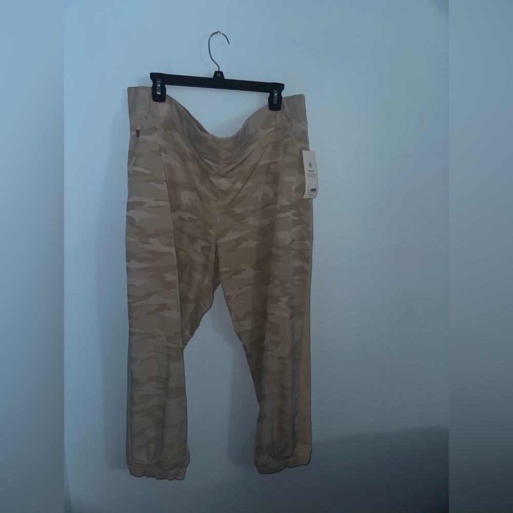 Athleta Brooklyn Camo Jogger Pants New Size 22 Plus Cream